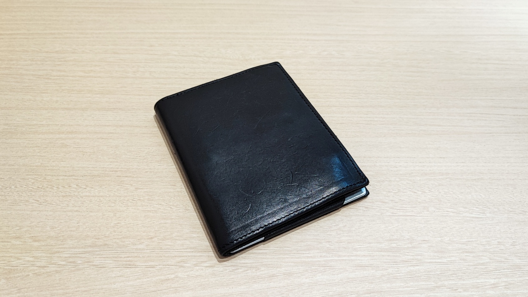 長期使用レビュー】厚さ６ミリのコンパクトな財布「Tenuis TL